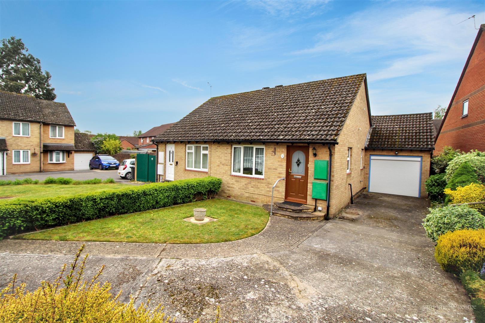2 bed property in Derrick Close, Reading